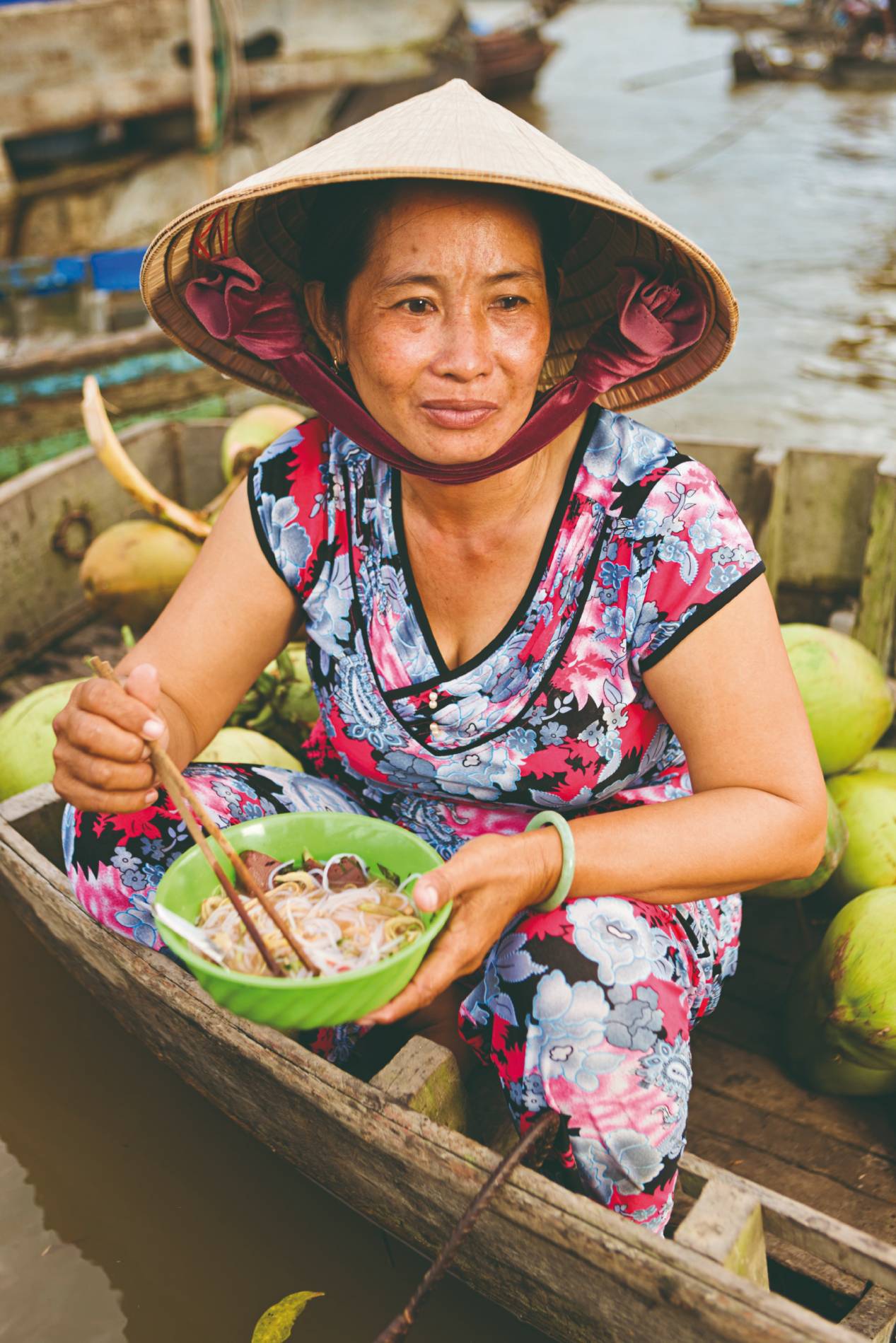 Vietnamienne mangeant du Pho.