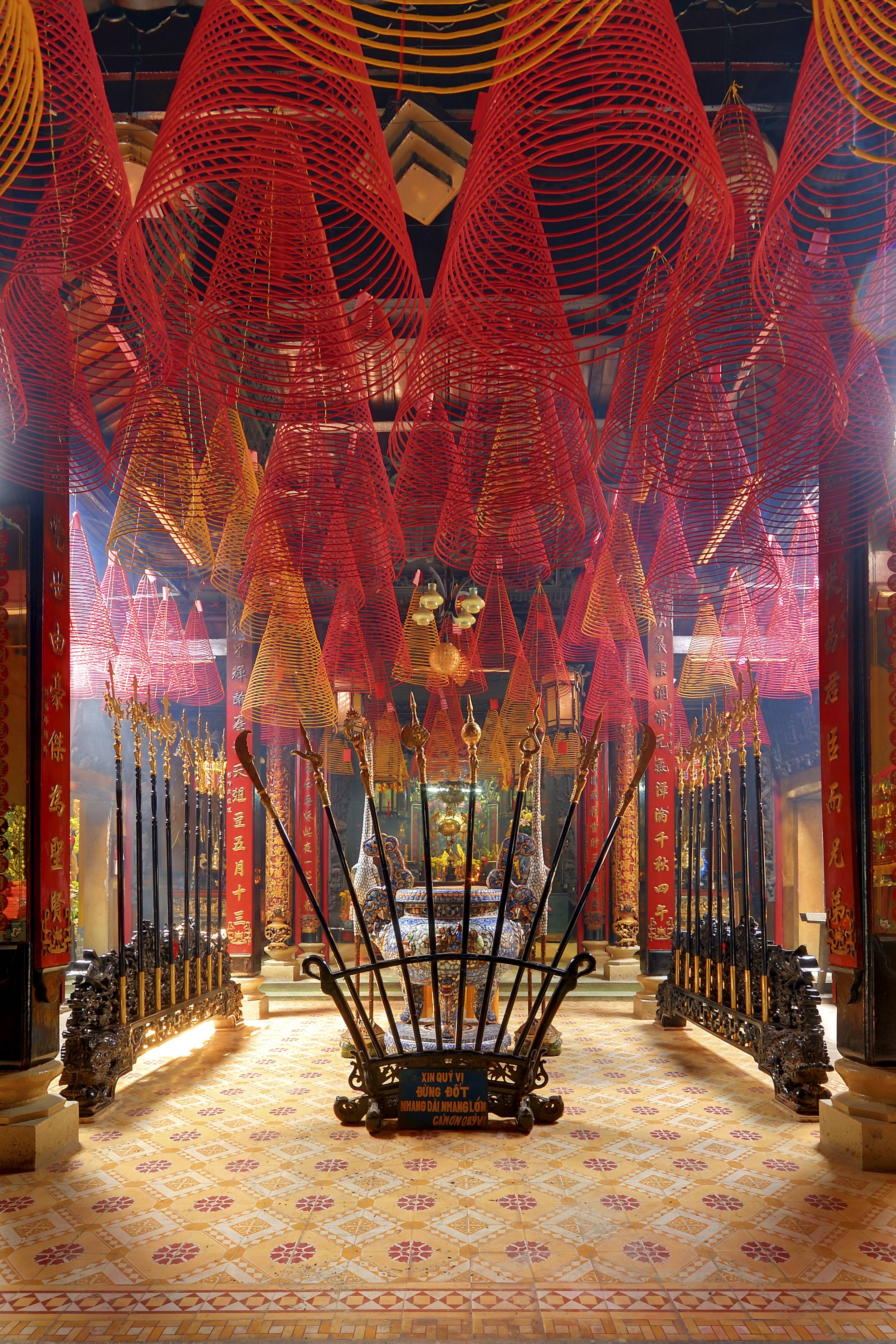 Diffusion d'encens dans un temple d'Hanoi.