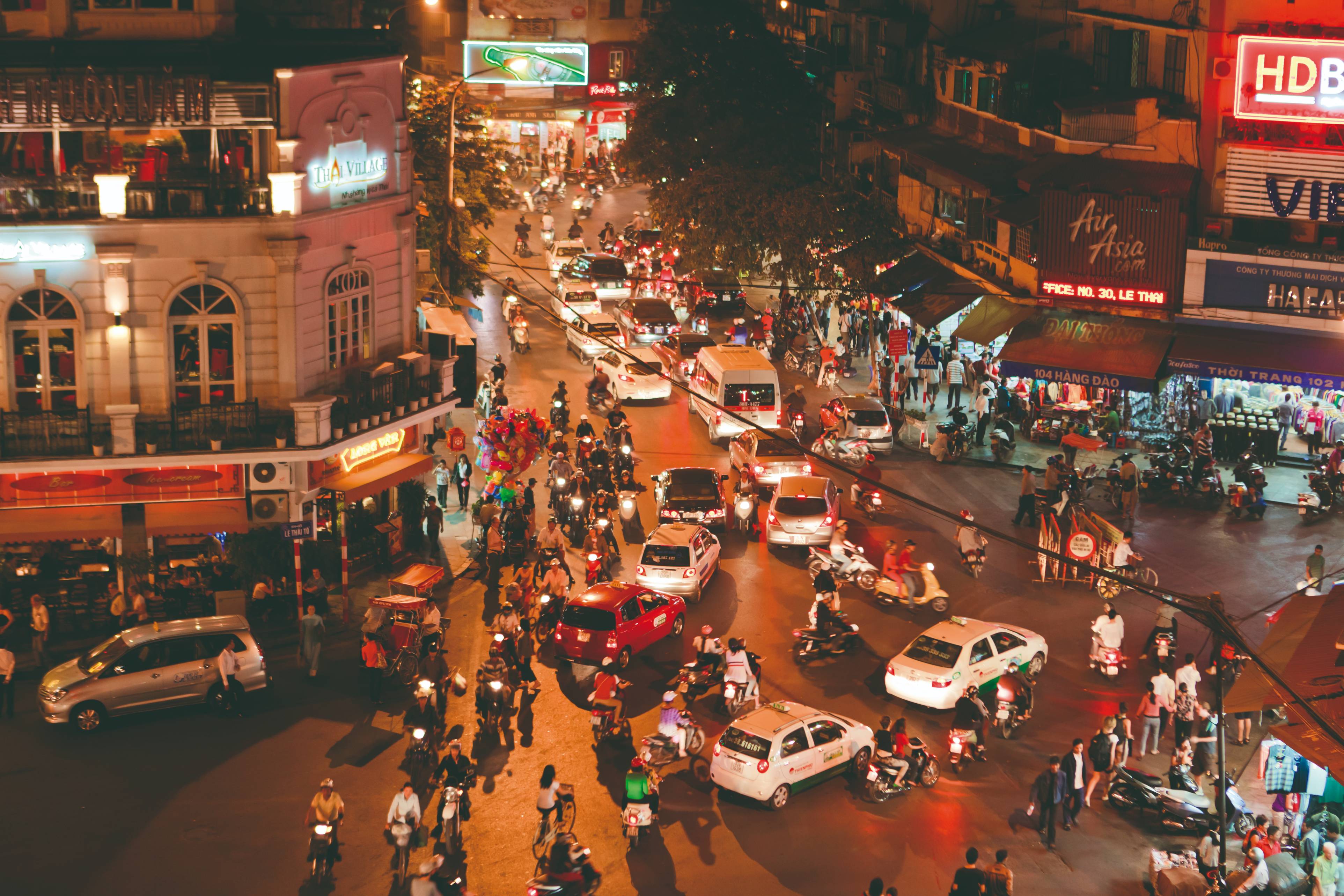 Vue de la rue Dinh Tiên Hoang depuis le toit du City View Cafe.