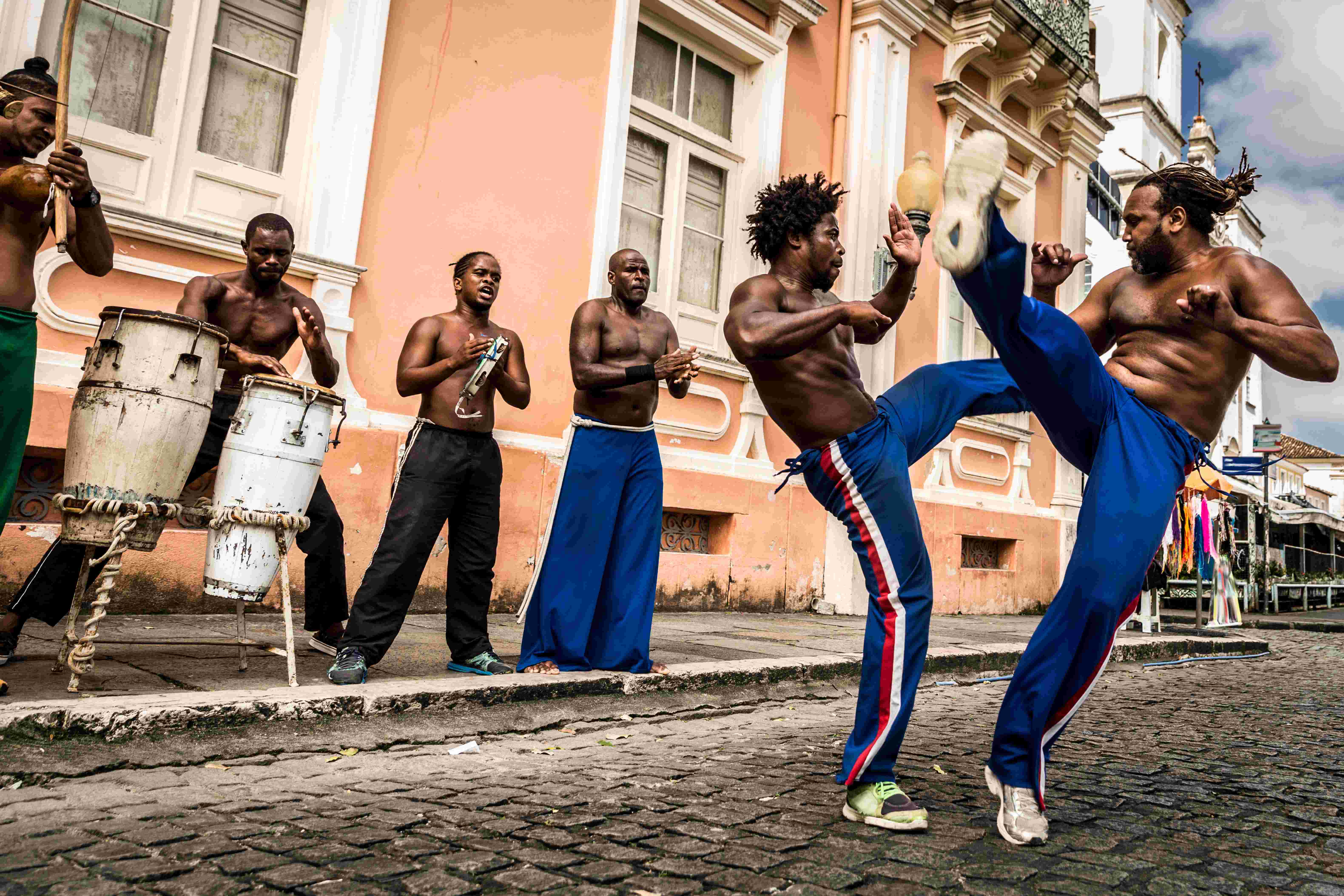 Musiciens et danseurs de Capoiera dans les rues de Salvador.